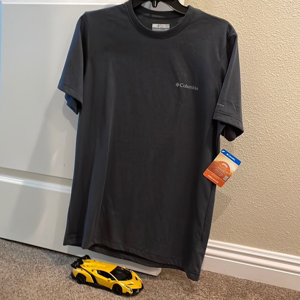 NWT Men’s Omni-Shade Grey Shirt in Small